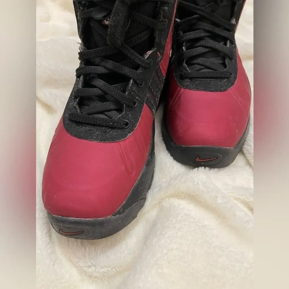 Nike Air Max Boys Burgundy and Black Boots Size 5.5 Youth